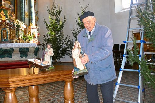 Palmbühlpfarrer Josef Schäfer hält die Maria-Figur der Weihnachtskrippe in Händen, die  in der Wallfahrtskirche wegen Corona in kleinerem Rahmen aufgebaut wird. Foto: Visel Foto: Schwarzwälder Bote
