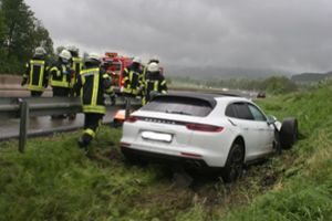 Mindestens zwei Insassen des Porsche wurden verletzt.  Foto: Bartler-Team