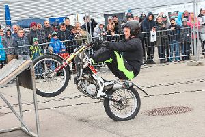 Mike Auffenberg aus Thüringen zeigte mit eindrucksvollen Stunts, was man mit einem Motorrad so alles machen kann – wenn man’s kann. Foto: Heinig