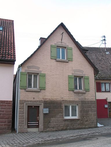 Das Gebäude Horber Straße 9 in Empfingen – eine ehemalige Flüchtlingsunterkunft – steht leer. Foto: Begemann Foto: Schwarzwälder Bote