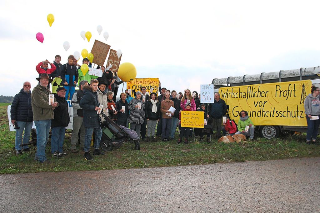 Eine Gruppe besorgter Bürger zwischen Erdmannsweiler und Neuhausen macht ihrem Ärger über einen geplante Mobilfunkmast Luft. Foto: Hübner Foto: Schwarzwälder Bote