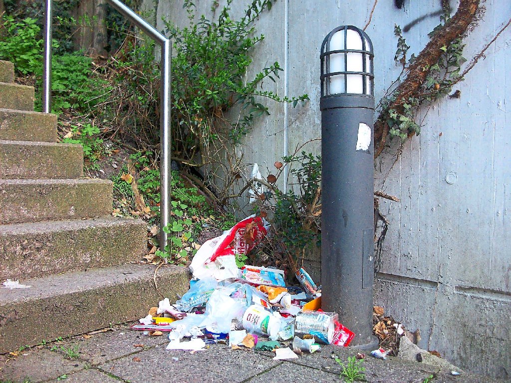 Calw: Müll liegt wochenlang am Omnibus-Bahnhof
