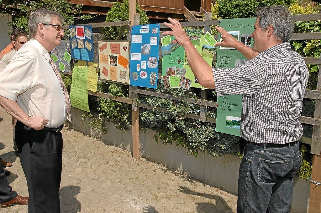 Klaus Duffner (rechts), Landwirt vom Sommerhaldenhof, schilderte Julian Würtenberger seine Lage. Mehr als neun Hektar seiner Fläche sind bedroht – nicht nur durch den Straßenbau. Fotos: Seehase
