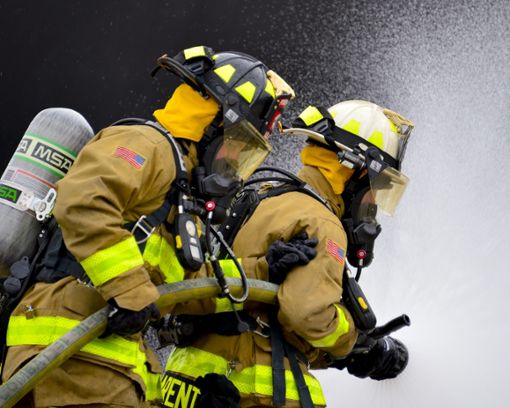 Die mit sieben Helfern angerückte Feuerwehr konnte den Brand durch Flutung des Containers schnell löschen. (Symbolfoto) Foto: Pixabay