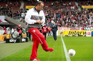 Huub Stevens ist beim VfB Stuttgart zurück am Ball. Foto: dpa