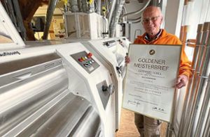Goldener Meisterbrief: Gerhard Schill in der Rohrdorfer Mühle. Foto: Kunert