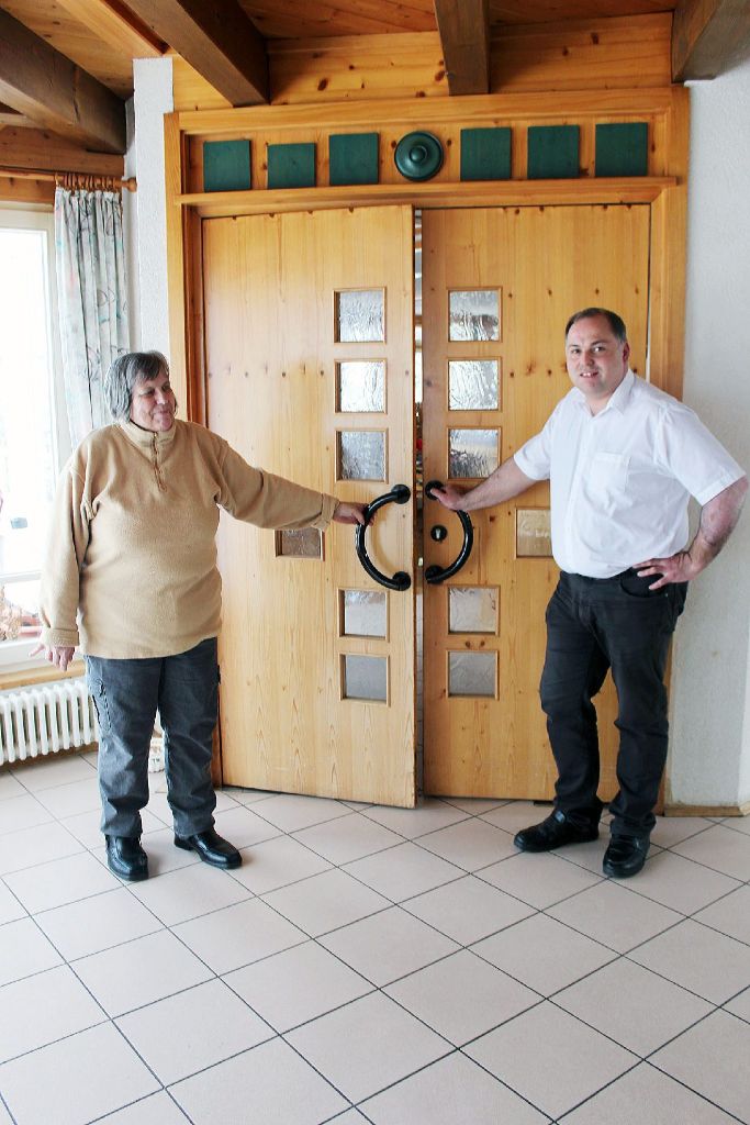 Noch ist die Tür geschlossen: Im neuen Schwarzwaldhotel Neue Linde möchten Andreas Phillipp (rechts) und Iris Phillipp auch den Saalbetrieb wieder aufnehmen.