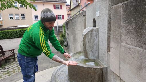 Tierschützer Michael Meyerl zeigt die verdächtigte Substanz, die im Brunnen am Münster entdeckt wurde. Foto: Otto