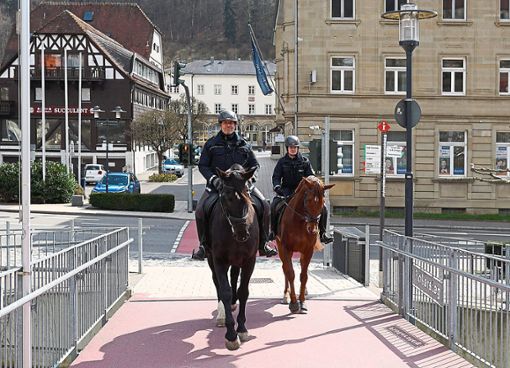 Polizisten der  Reiterstaffel waren am Dienstag in Horb unterwegs. Foto: Lück Foto: Schwarzwälder Bote