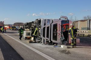 Fünf Verletzte und rund 200.000 Euro Schaden waren am Dienstag die Bilanz eines schweren Unfalls auf der A8 bei Weilheim an der Teck. Foto: 7aktuell.de
