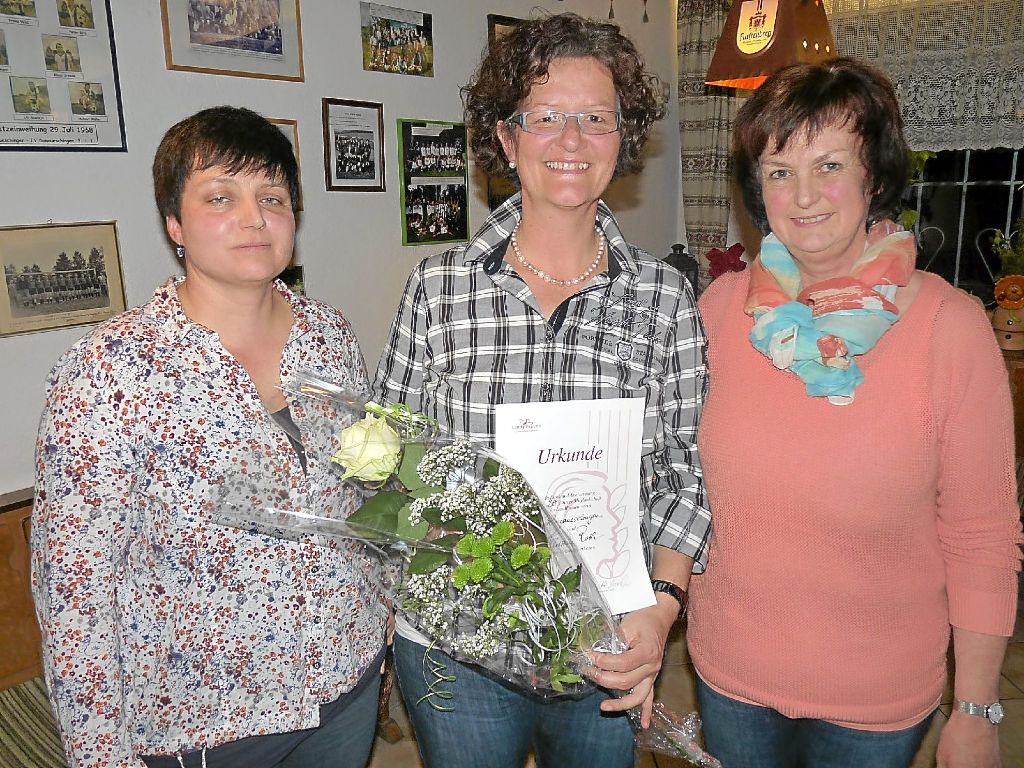 Die Vorsitzenden Brigitte Limberger (rechts) und ihrer Stellvertreterin Karin Schmid (links) ehrten Christine Roth für 20-jährige aktive Mitgliedschaft bei den Landfrauen.  Foto: Maier Foto: Schwarzwälder-Bote