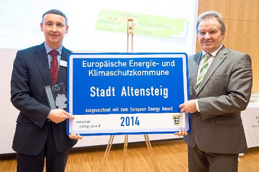 Bürgermeister Gerhard Feeß (links) bekommt von dem Minister für Umwelt, Klima und Energiewirtschaft Franz Untersteller den European Energy Award verliehen Foto: Stadt Altensteig Foto: Schwarzwälder-Bote