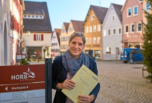 Cornelia Schäfer ist neugierig auf die Ergebnisse einer Umfrage, bei der Senioren Tipps geben können. Foto: Lück