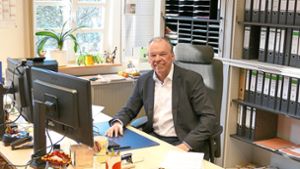 Der Erste Beigeordnete Hans-Peter Fauser kann sich wie Bürgermeister Jens Keucher über  höhere Bezüge freuen. Foto: Kopf