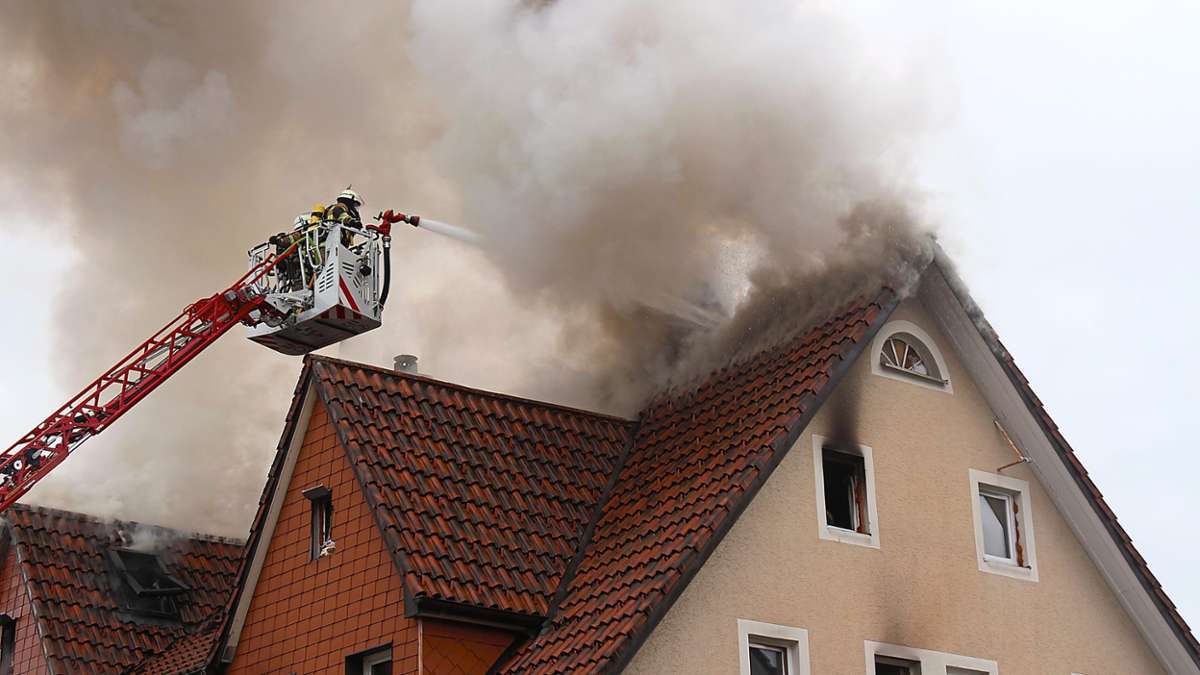 Immer wieder schlagen neue Flammen aus dem Dach und den Fenstern.