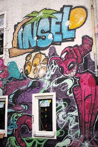 Graffiti zieren Außenwände des  Balinger Jugendhauses – im Innern der Insel gibt’s statische Probleme.  Foto:  Maier