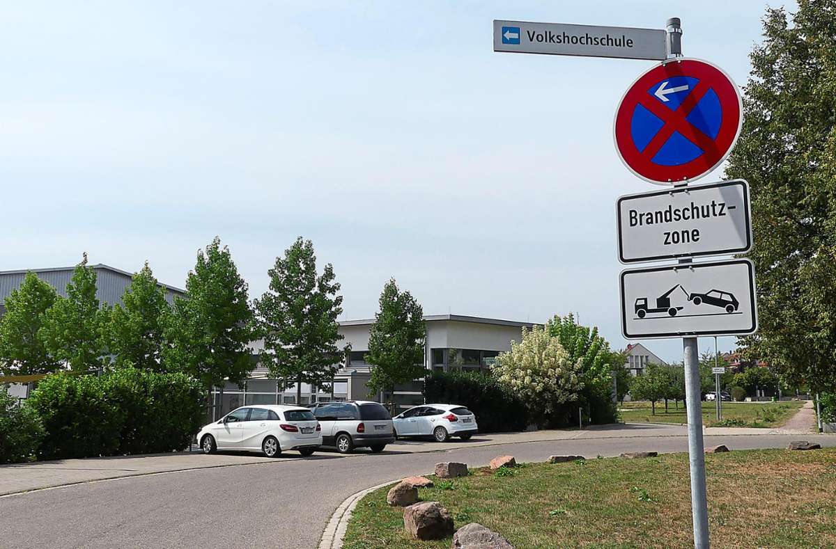 Regelmäßig wird das Halteverbot an der Friesenheimer Sporthalle missachtet. Nun gab es Konsequenzen. Foto: Bohnert-Seidel