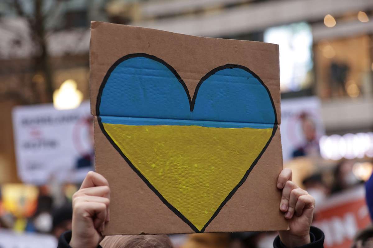 Viele Menschen zeigen auch in Deutschland Solidarität mit der Ukraine. Foto: David Young/dpa