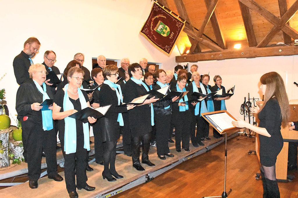 Premiere in Rotenzimmern: Der Deißlinger Chor mit Mara Gherasim serviert Schlager aus verschiedenen Epochen.
