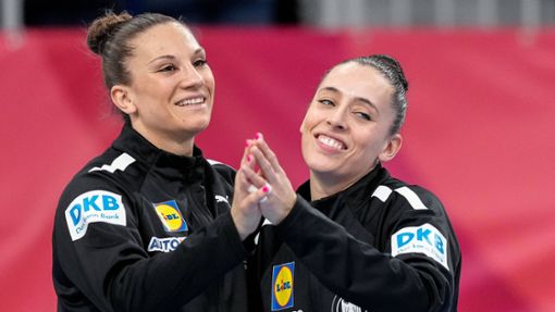 Julia Behnke (li.)  freut sich gemeinsam mit Nationalmannschaftskollegin Johanna Stockschläder auf die EM-Qualifikation. Foto: /imago/Oliver Zimmermann