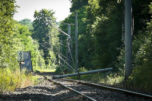 Die S-Bahn-Strecke Backnang-Stuttgart muss nach dem Güterwaggon-Unfall vom 8. August noch länger gesperrt bleiben. Foto: Benjamin Beytekin