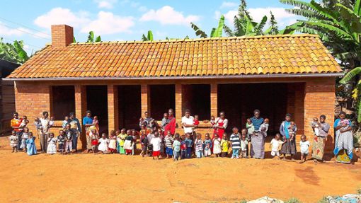 Die rund 60 Kinder und ihre Betreuer im Waisenhaus in Burundi freuen sich über die erneute Lieferung von wichtigen Hilfsgütern durch die Helfenden Hände.   Foto: Helfende Hände