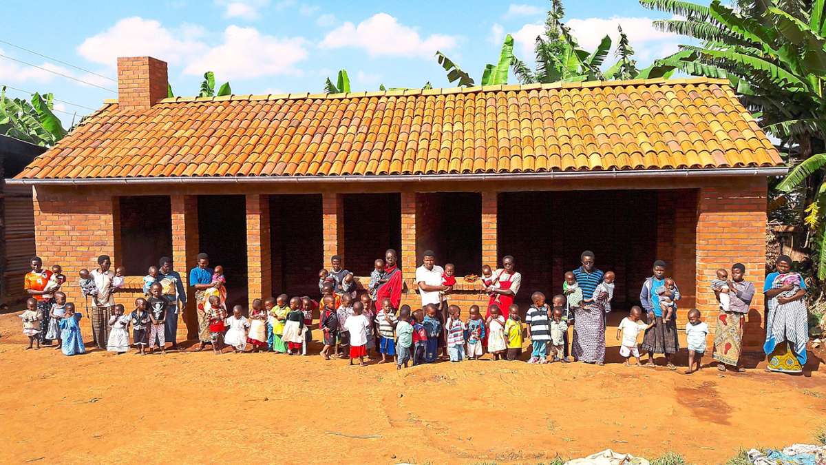Die rund 60 Kinder und ihre Betreuer im Waisenhaus in Burundi freuen sich über die erneute Lieferung von wichtigen Hilfsgütern durch die Helfenden Hände.