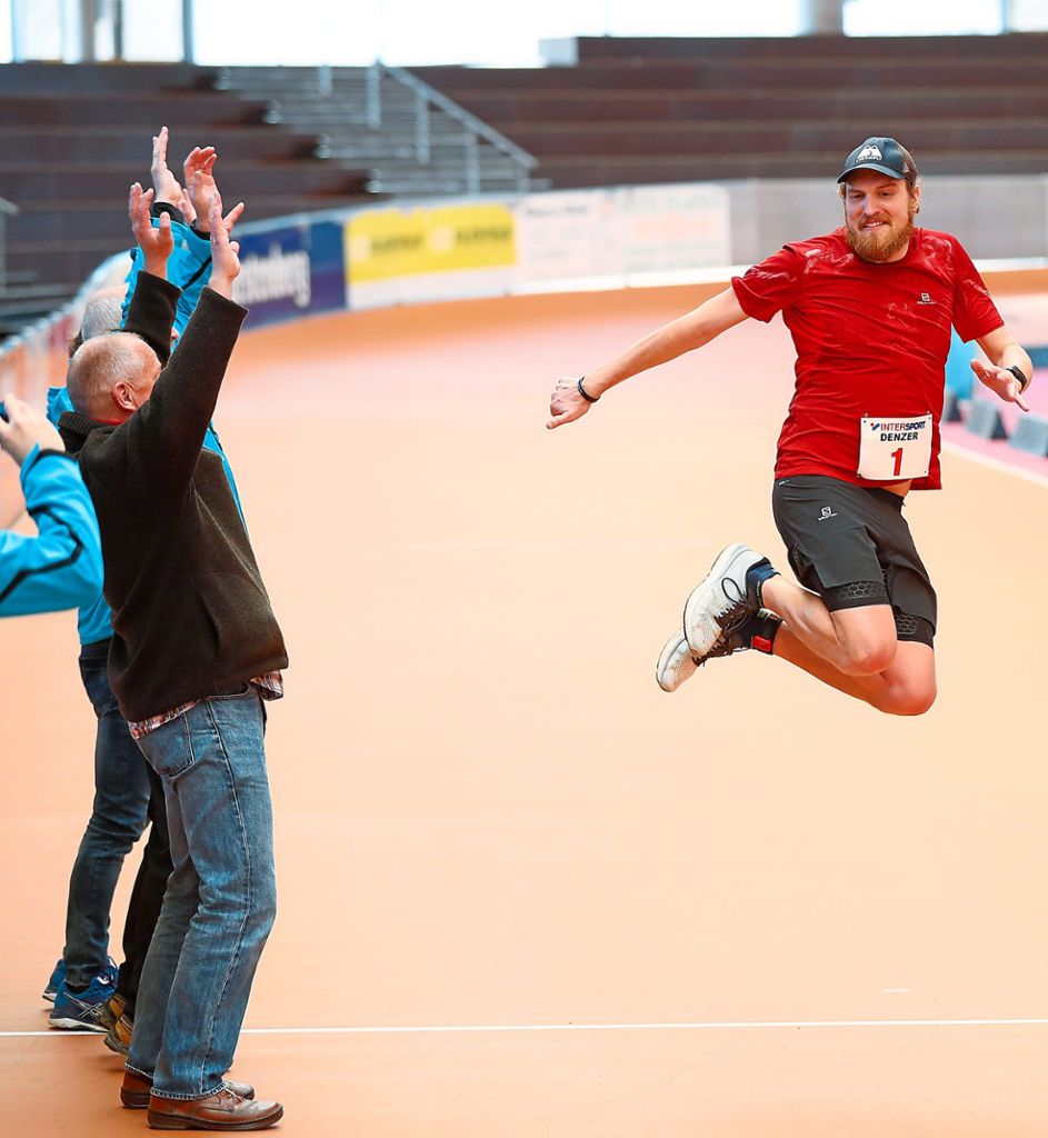 Mit einem Luftsprung feierte im Zieleinlauf Lars Schweizer vom Lauftreff Pfohren seinen hervorragenden zweiten Platz im Marathon.  Fotos: Roger Müller