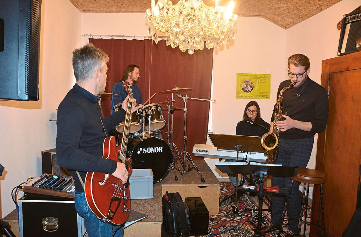 Im eigenen Proberaum üben die vier Musiker und entwickeln dabei ihren speziellen Musikstil. Foto: Graf