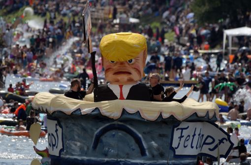 Themenboote – wie dieses mit Ex-US-Präsident Donald Trump aus dem Jahr 2017 – gibt es dieses Jahr wieder beim „Nabada“ in Ulm. (Archivbild) Foto: dpa/Stefan Puchner