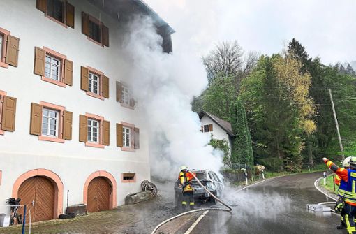 Die Steinacher Feuerwehr löschte das brennende Auto. Foto: Feuerwehr Steinach