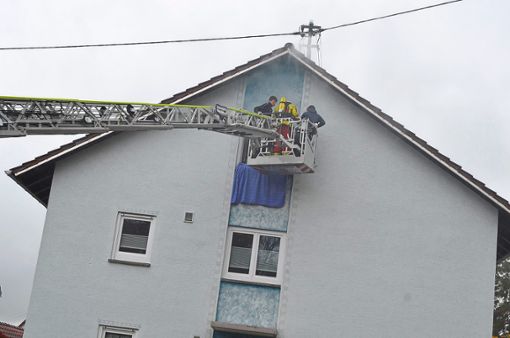Mit der Drehleiter werden zwei Jugendliche aus dem Dachgeschoss geborgen.  Foto: Bartler Foto: Schwarzwälder Bote