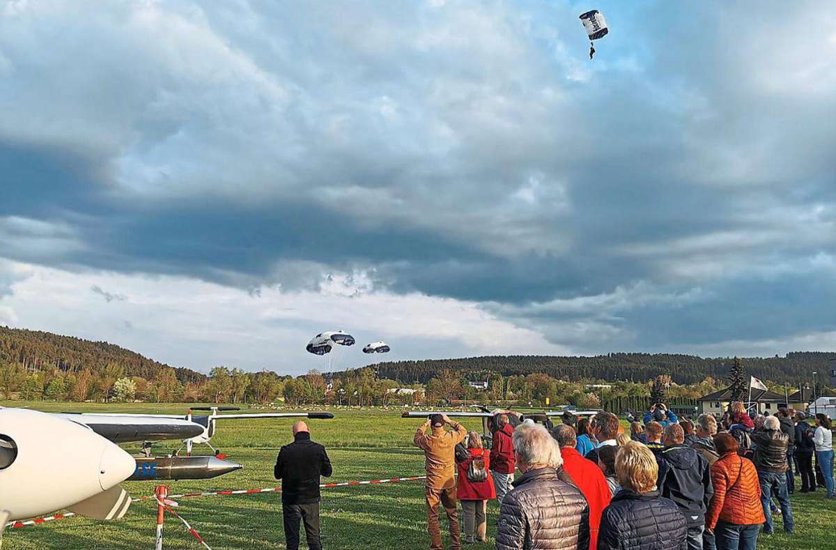 Jede Menge Zuschauer verfolgen auf dem Schwenninger Flugplatz die Landung der Fallschirmspringer des Fürstenberg-Teams. Foto: Schimkat