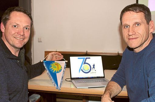 Markus Treiber und Mike Barth, Vorstandsduo der Sportfreunde Dobel, freuen sich aufs Jubiläumsjahr 2023. Selbst ein Wimpel wird für das Ereignis neu kreiert. Foto: Gegenheimer