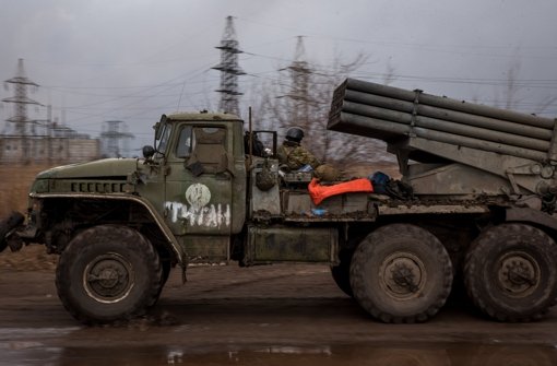 Der Waffenabzug aus dem Kriegsgebiet in der Ostukraine schreitet voran (Foto). Doch Berichte um US-Soldaten, die in der Ukraine landen sollen, könnten die Waffenruhe empfindlich stören. Foto: dpa