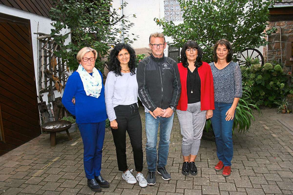 Danken für die große Hilfsbereitschaft in Münchweier (von links): Ortsvorsteherin Charlotte Götz, Sonja und Peter Gibbrich sowie Carmelina Groll und Gastgeberin Annette Hog.