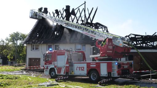 Bei dem Feuer brannte der Dachstuhl des Wohnhauses vollständig aus. (Archivfoto) Foto: Beyer