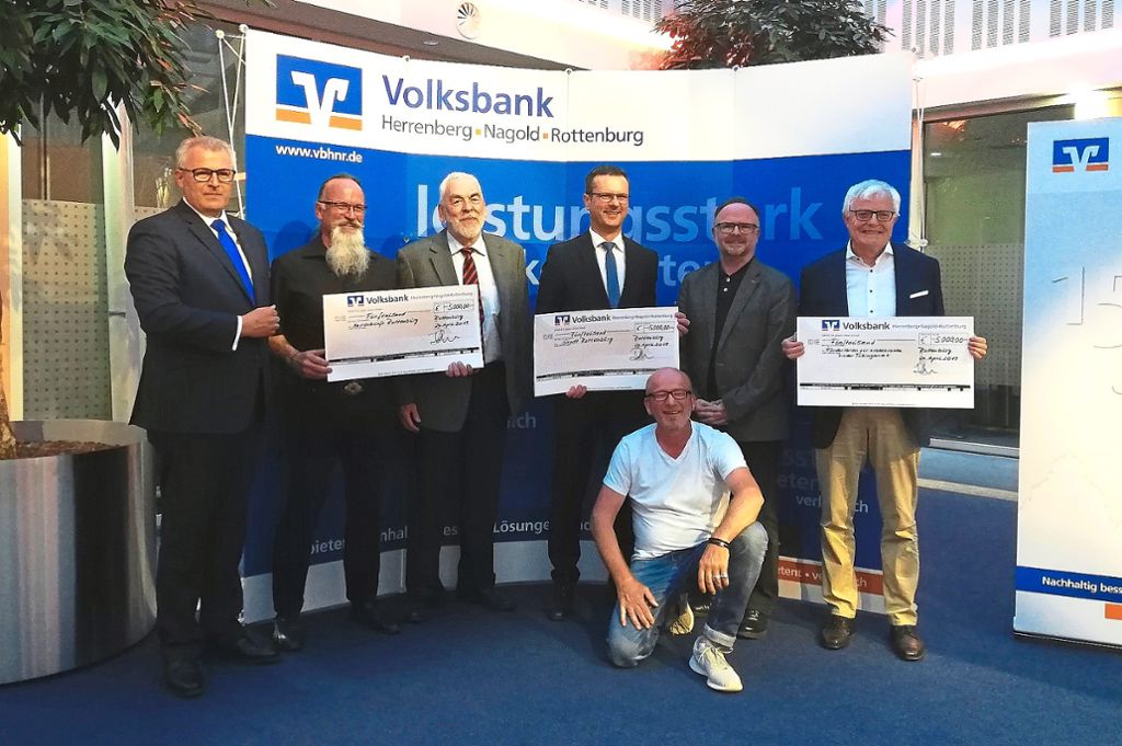 Die  Volksbank übergab symbolische Spendenschecks an die Narrenzunft Rottenburg, die Stadt Rottenburg und an den Förderverein krebskranke Kinder. Foto: Steinmetz