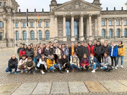 Die Zehntklässler der Realschule Dornstetten mit ihren Begleitlehrkräften  vor dem Reichstagsgebäude.  Foto: Realschule Foto: Schwarzwälder Bote