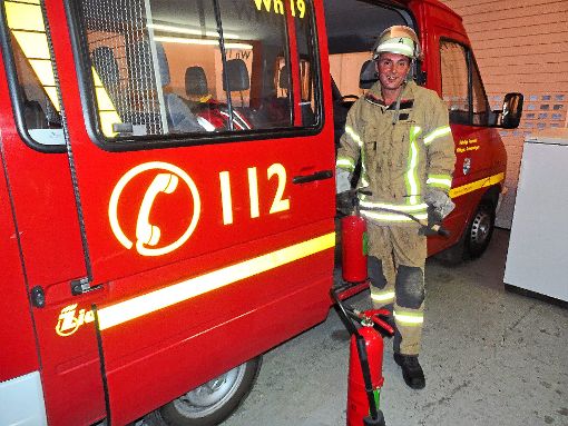 Christoph Schäfer empfiehlt den Besuchern, den Feuerlöscher beim Brandschutztag   warten zu lassen.   Foto: Bombardi Foto: Schwarzwälder-Bote