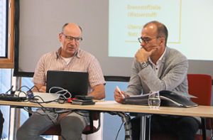 Bene Müller (links) präsentiert Nahwärmekonzepte der Solarcomplex AG. Jörg Frey hört aufmerksam zu. Foto: Schuster
