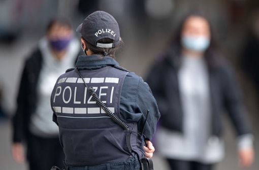 Mehrere Kinder haben Polizisten in Wertheim bedrängt. Foto: dpa/Sebastian Gollnow