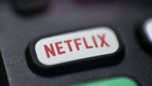 Netflix geht seit dem Sommer dagegen vor, dass Nutzer einen Account über einen Haushalt hinaus teilen. Foto: dpa/Jenny Kane