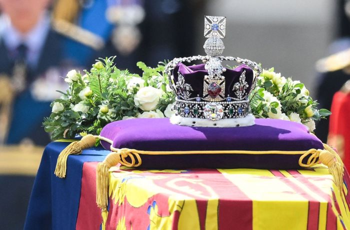 Imperial State Crown: So viel ist die Krone der Queen wert