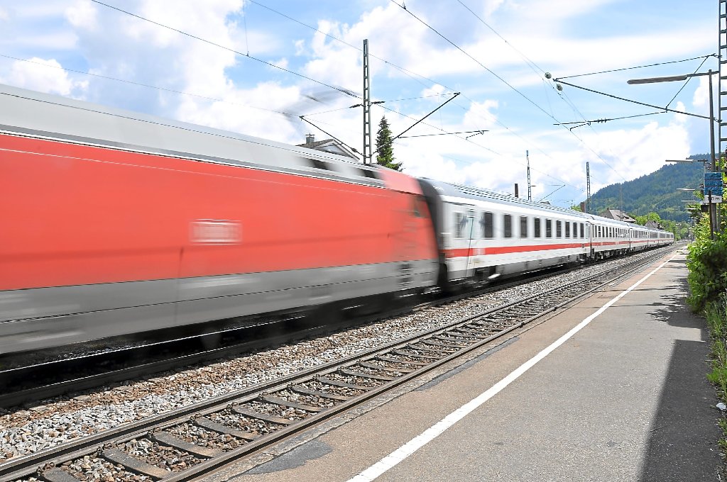 Durch den Wegfall der IC-Verbindungen wird der Taktverkehr auf der Schwarzwaldbahn weiter durchlöchert.  Foto: Adler