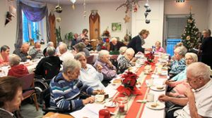 In der Gemeinschaft schmeckt es noch mal so gut. Die Bewohner der ASB-Seniorenresidenz werden beim Weihnachtskaffee von Pflege- und Betreuungskräften umsorgt. Foto: Gegenheimer Foto: Schwarzwälder Bote