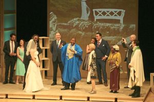 Im Kurtheater bot das Ensemble mit dem Stück Monsieur Claude und seine Töchter eine flotte Komödie über Rassismus und seine Überwindung. Foto: Keck Foto: Schwarzwälder Bote