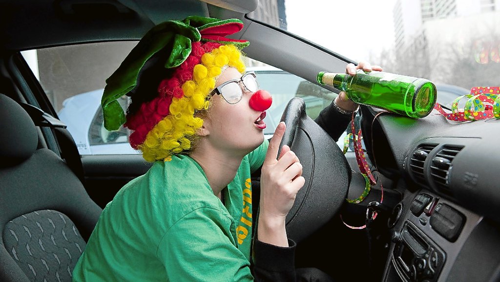 Пиво за рулем. Реклама лимонада за рулем. Фото люди пьют в машине. Можно ли пить Балтику 0 за рулем. Пью пиво в машине