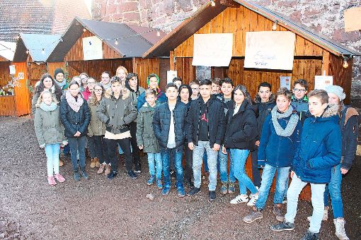 Als WVR-Projekt hat die Klasse 8d der Friedrich-Boysen-Realschule Altensteig einen Adventsmarkt im Schlossgarten organisiert und veranstaltet (Dritter von links Betreuungslehrer David Gerken). Foto: Köncke Foto: Schwarzwälder-Bote