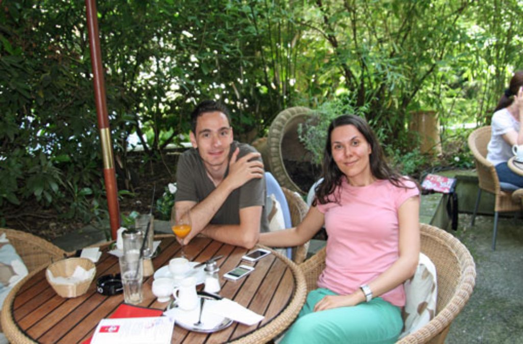 Octavian Dumitrescu und Mirela Mustata aus Bukarest sind begeistert: Bei unserem Städtetrip durch Stuttgart sind wir zufällig auf dieses Café gestoßen - uns gefällt es hier sehr gut.